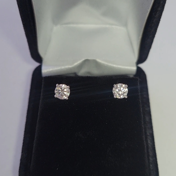 Elegant 1ct Certified Moissanite Silver Stud Earrings - Picture 3 of 9